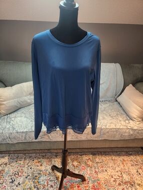 Lululemon Women’s Blue Long-Sleeve Athletic Lace Hem Top Large